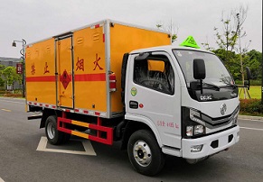 程力威牌CLW5040XRQE6型易燃?xì)怏w廂式運(yùn)輸車
