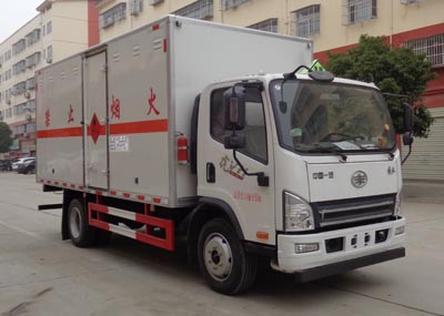 程力威牌CLW5120XRQC6型易燃?xì)怏w廂式運(yùn)輸車