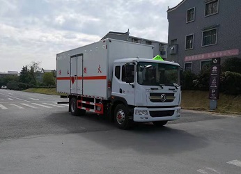 程力威牌CLW5180XRQE6型易燃?xì)怏w廂式運(yùn)輸車