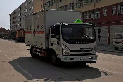 程力威牌CLW5080XRQB6型易燃?xì)怏w廂式運(yùn)輸車