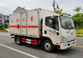 程力威牌CLW5040XRQC6型易燃?xì)怏w廂式運(yùn)輸車