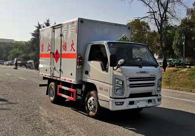 程力威牌CLW5040XRQJ6型易燃?xì)怏w廂式運(yùn)輸車