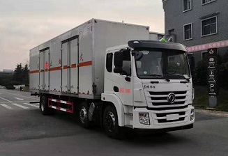 程力威牌CLW5260XRYE6型易燃液體廂式運(yùn)輸車(chē)