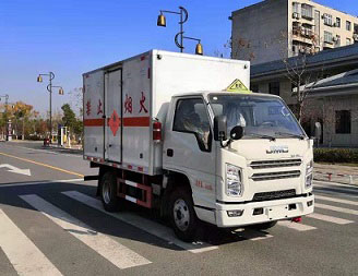 程力威牌CLW5040XRYJ6型易燃液體廂式運(yùn)輸車(chē)