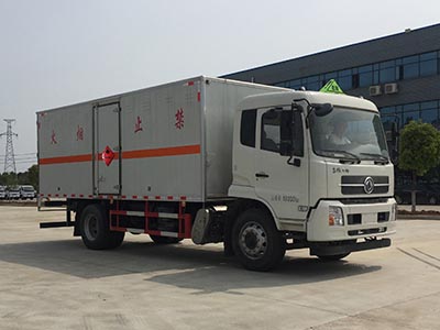 程力威牌CLW5180XRYD6型易燃液體廂式運(yùn)輸車(chē)