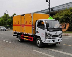 程力威牌CLW5040XRYE6型易燃液體廂式運輸車