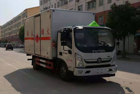 程力威牌CLW5080XRYB6型易燃液體廂式運輸車