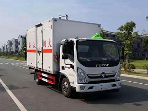程力威牌CLW5081XFWB6型腐蝕性物品廂式運輸車