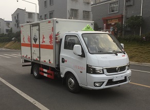 程力威牌CLW5030XFWE6型腐蝕性物品廂式運輸車